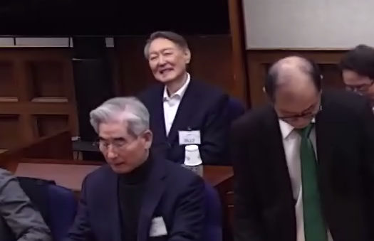 윤석열(왼쪽 위) 전 대통령이 19일 서울 서초구 서울중앙지방법원에서 열린 내란 우두머리 혐의 사건 1심 선고기일에서 변호인과 대화하며 잠시 미소짓고 있다. 법원은 내란 우두머리 혐의로 기소된 윤 전 대통령에게 무기징역을 선고했다. (사진= 서울중앙지법 제공) 2026.02.19.