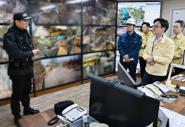 [서울=뉴시스] 조성우 기자 = 김정관 산업통상부 장관이 19일 경기도 평택시 한국석유공사 비축기지를 방문해 재난안전, 시설방호 및 사이버보안 대응 상황을 불시 점검하고 있다. (사진=산업통상부 제공) 2026.02.19. photo@newsis.com *재판매 및 DB 금지