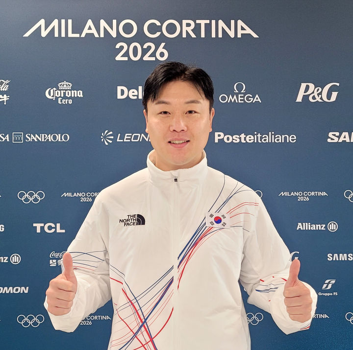 [서울=뉴시스] 조성우 기자 = 한국 봅슬레이 '전설' 원윤종이 19일(한국 시간) 이탈리아 밀라노의 2026 밀라노·코르티나담페초 동계올림픽 선수촌에서 열린 국제올림픽위원회(IOC) 선수위원 투표 결과 1위로 선수위원에 당선됐다. 사진은 당선 후 포즈 취하는 원윤종. (사진=대한체육회 제공) 2026.02.19. photo@newsis.com *재판매 및 DB 금지