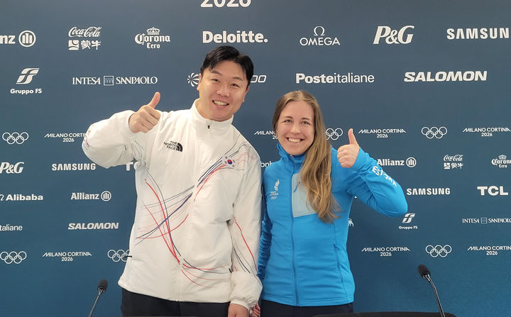 [서울=뉴시스] 조성우 기자 = 원윤종(왼쪽)이 19일(한국 시간) 이탈리아 밀라노의 2026 밀라노·코르티나담페초 동계올림픽 선수촌에서 열린 국제올림픽위원회(IOC) 선수위원 투표 결과 1위로 선수위원에 선정됐다. 요한나 탈리해름(에스토니아·바이에슬론)은 2위로 뽑혔다. 사진은 당선 후 포즈 취하는 원윤종. (사진=대한체육회 제공) 2026.02.19. photo@newsis.com *재판매 및 DB 금지