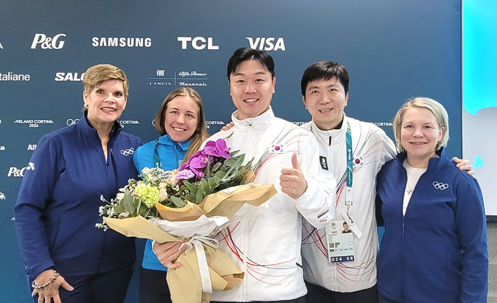 [서울=뉴시스] 조성우 기자 = 한국 봅슬레이 '전설' 원윤종(가운데)이 19일(한국 시간) 이탈리아 밀라노의 2026 밀라노·코르티나담페초 동계올림픽 선수촌에서 열린 국제올림픽위원회(IOC) 선수위원 투표 결과 1위로 선수위원에 선정됐다. 사진은 당선 후 포즈 취하는 원윤종. 오른쪽 두 번째는 유승민 대한체육회장. (사진=대한체육회 제공) 2026.02.19. photo@newsis.com *재판매 및 DB 금지