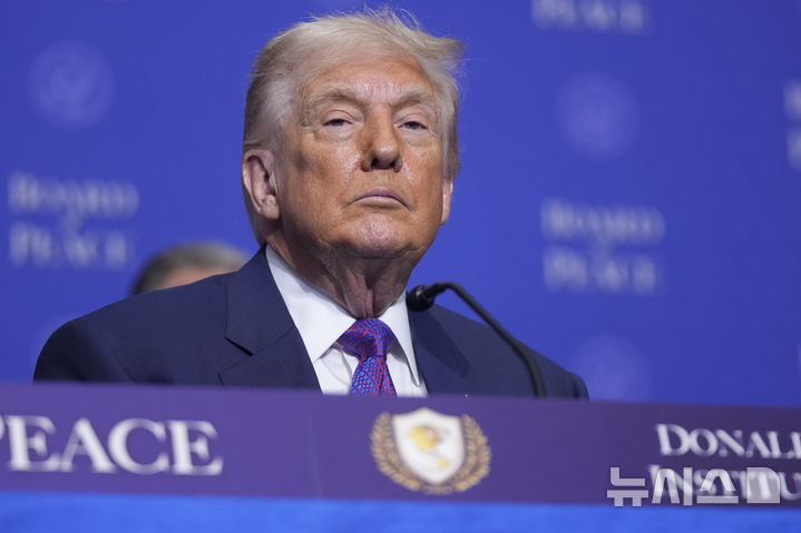  [워싱턴=AP/뉴시스] 도널드 트럼프 미국 대통령이 19일(현지 시각) 워싱턴DC 미국평화연구소에서 가진 평화위원회 첫 이사회에서 다른 참석자들의 발언을 듣고 있다.2026.02.20.
