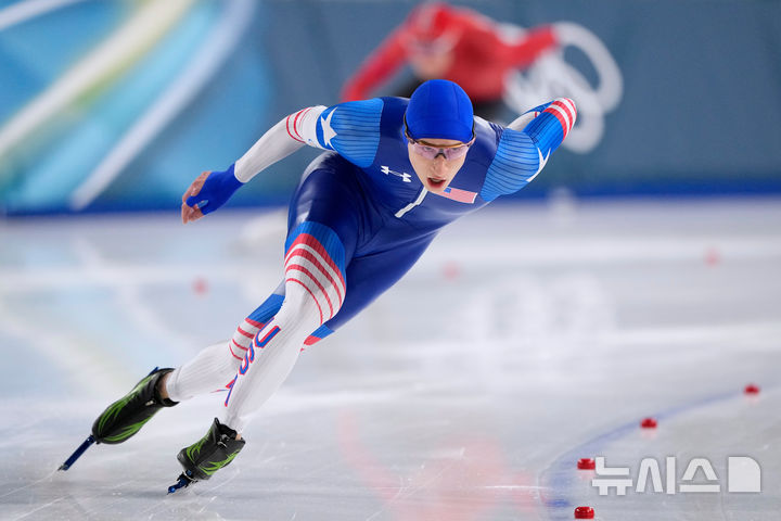 [밀라노=AP/뉴시스] 미국의 조던 스톨츠가 19일(현지 시간) 이탈리아 밀라노 스피드스케이팅 스타디움에서 열린 2026 밀라노·코르티나담페초 동계올림픽 스피드스케이팅 남자 1500m 경기에서 레이스를 펼치고 있다. 2026.02.20.
