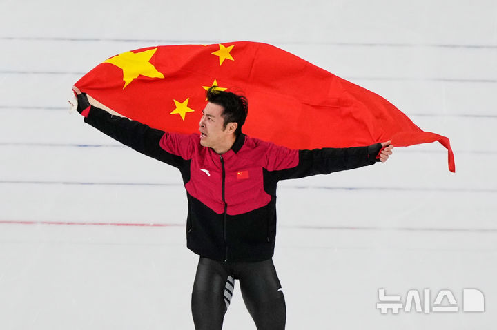 [밀라노=AP/뉴시스] 중국의 닝중옌이 19일(현지 시간) 이탈리아 밀라노 스피드스케이팅 스타디움에서 열린 2026 밀라노·코르티나담페초 동계올림픽 스피드스케이팅 남자 1500m 경기에서 금메달을 확정 지은 뒤 관중들에게 인사를 하고 있다. 2026.02.20.