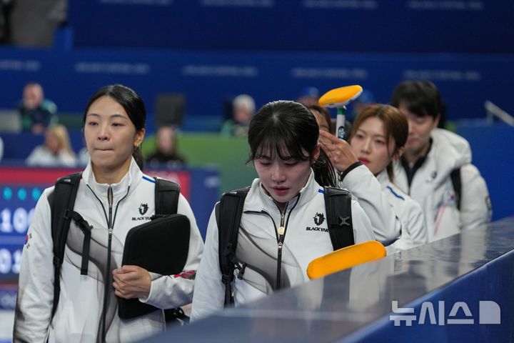 [코르티나담페초=AP/뉴시스] 한국 여자 컬링 대표팀이 19일(현지 시간) 이탈리아 코르티나담페초 컬링 올림픽 스타디움에서 열린 2026 밀라노·코르티나 동계올림픽 여자 컬링 라운드 로빈 9차전 캐나다와의 경기를 마친 뒤 아쉬워하고 있다. 대표팀은 캐나다에 7-10으로 패하며 준결승 진출에 실패했다. 2026.02.20.