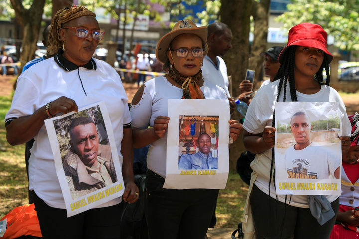 [나이로비(케냐)=AP/뉴시스]케냐 수도 나이로비에서 19일 일자리를 제공한다는 거짓 약속에 속아 러시아로 갔다가 우크라이나와의 전쟁 전선에 투입된 케냐인들의 가족들이 사랑하는 사람들의 사진을 들고 케냐 정부에 이들을 고국으로 데려올 것을 요구하는 시위를 벌이고 있다. 케냐 정보기관의 새로운 보고서에 따르면 케냐 국민 1000명이 러시아에서 일자리를 주겠다는 거짓 약속에 속아 러시아로 갔다가 우크라이나와의 전쟁 전선으로 보내져 러시아군에 징집됐다. 2026.02.29.