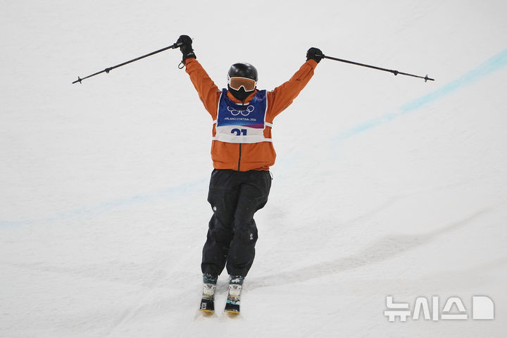 [리비뇨=AP/뉴시스] 이소영이 20일(한국 시간) 이탈리아 리비뇨 스노파크에서 열린 2026 밀라노·코르티나담페초 동계올림픽 프리스타일 스키 여자 프리스키 하프파이프 예선 경기를 마친 뒤 양팔을 들어올리고 있다. 2026.02.20.