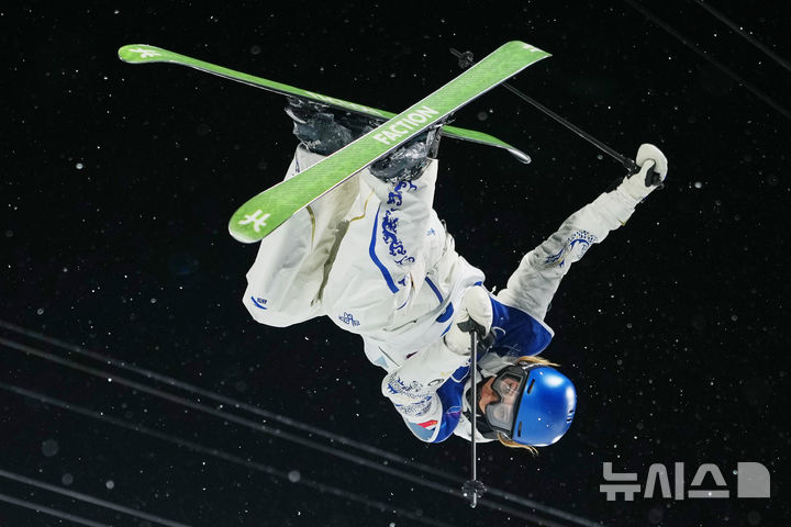 [리비뇨=AP/뉴시스] 중국의 구아이링이 20일(한국 시간) 이탈리아 리비뇨 스노파크에서 열린 2026 밀라노·코르티나담페초 동계올림픽 프리스타일 스키 여자 프리스키 하프파이프 예선 경기를 치르고 있다. 2026.02.20.