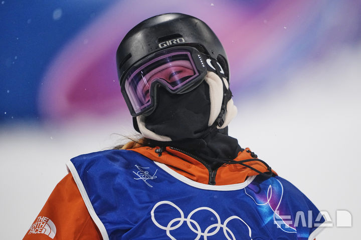 [리비뇨=AP/뉴시스] 김다은이 20일(한국 시간) 이탈리아 리비뇨 스노파크에서 열린 2026 밀라노·코르티나담페초 동계올림픽 프리스타일 스키 여자 프리스키 하프파이프 예선 경기를 마친 뒤 미소짓고 있다. 2026.02.20.