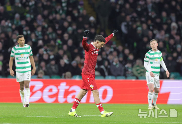 [글래스고=AP/뉴시스] 상대 선수의 득점에 아쉬워하는 스코틀랜드 셀틱 선수들. 2026.02.19.