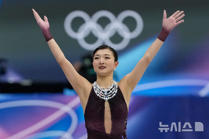 [밀라노=AP/뉴시스] 19일(현지 시간) 이탈리아 밀라노 아이스스케이팅 아레나 경기장에서 열린 2026 밀라노·코르티나담페초 동계올림픽 피겨 스케이팅 여자 싱글 프리스케이팅에서 사카모토 가오리(일본)가 연기를 마친 뒤 관중들에게 인사를 하고 있다. 2026.02.20.