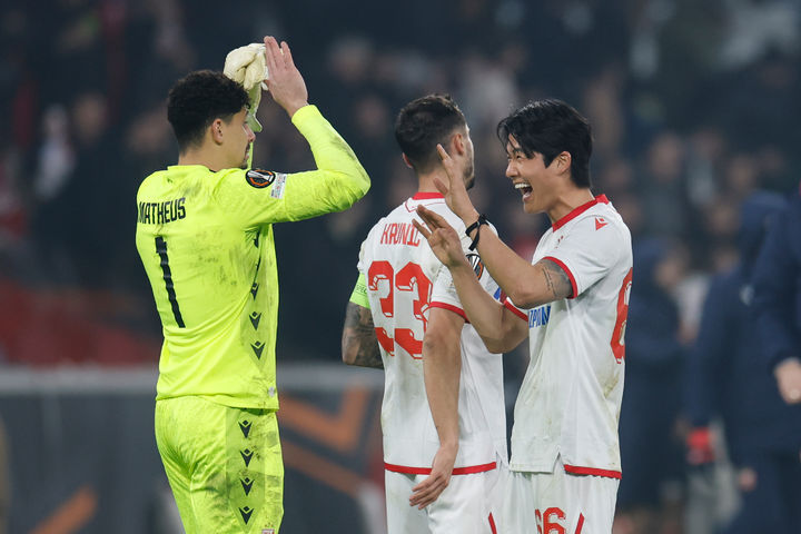 [릴=AP/뉴시스] 츠르베나 즈베즈다(세르비아)의 설영우(오른쪽)가 19일(현지 시간) 프랑스 릴 스타드 피에르 모루아에서 열린 2025-26 유럽축구연맹(UEFA) 유로파리그(UEL) 16강 플레이오프(PO) 1차전에서 릴을 물리친 후 골키퍼 마테우스 마갈량이스와 자축하고 있다. 설영우는 풀타임을 소화했고, 즈베즈다는 1-0으로 승리해 16강 진출 가능성을 높였다. 2026.02.20.