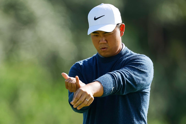 [로스앤젤레스=AP/뉴시스] 김주형이 19일(현지 시간) 미 캘리포니아주 로스앤젤레스 퍼시픽 팰리세이즈의 리비에라 컨트리클럽에서 열린 미국프로골프(PGA) 투어 제네시스 인비테이셔널 첫날 8번 홀 그린에서 퍼트를 준비하고 있다. 김주형은 8번 홀 보기를 기록했다. 2026.02.20.