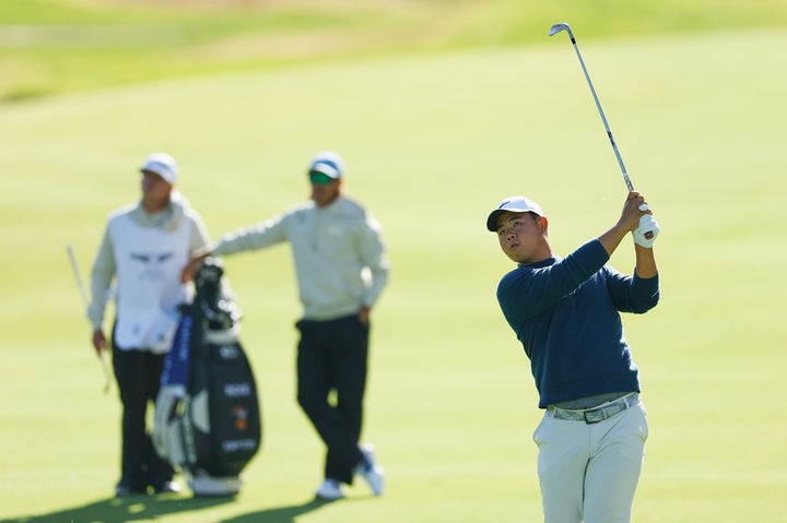 [로스앤젤레스=AP/뉴시스] 김주형이 19일(현지 시간) 미 캘리포니아주 로스앤젤레스 퍼시픽 팰리세이즈의 리비에라 컨트리클럽에서 열린 미국프로골프(PGA) 투어 제네시스 인비테이셔널 첫날 8번 홀 페어웨이에서 샷하고 있다. 2026.02.20.