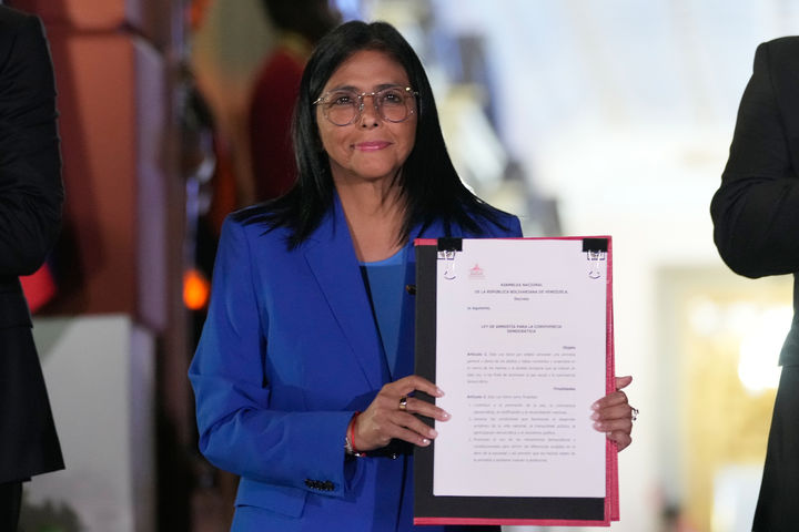 [카라카스=AP/뉴시스] 미국 정부가 1일(현지시간) 베네수엘라의 임시 대통령 델시 로드리게스에 대한 제재를 해제했다. 사진은 델시 로드리게스 베네수엘라 임시 대통령이 지난 2월 19일(현지 시간) 카라카스 미라플로레스궁에서 국회가 승인한 사면 법안을 들어 보이고 있는 모습. 2026.02.20. 