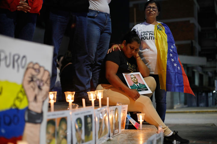 [카라카스( 베네수엘라)= AP/뉴시스]베네수엘라의 재소자 가족들이 2월 19일 베네수엘라 정보국과 구금시설이 있는 카라카스의 '엘 헬리코이드' 건물 앞에 모여서 정치범 사면안에 따른 가족의석방을 기다리고 있다. 이날 국회를 통과한 정치범 사면법은 20일 로드리게스 임시대통령이 최종 서명한 뒤 사면신청을 받기 시작했다. 2026. 02. 22.