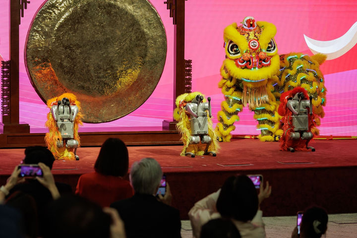 [홍콩=AP/뉴시스] 홍콩 증시가 20일 춘제(중국 설) 연휴 이후 첫 거래일을 맞은 가운데 기업공개(IPO), 거래규모에 대한 낙관적인 전망이 제기됐다. 이날 홍콩 거래소에서 춘제 이후 첫 거래일을 맞아 축하공연이 열리는 모습. 2026.02.20 
