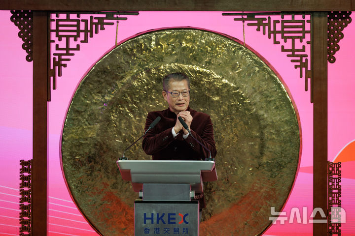 [AP/뉴시스] 홍콩 주식시장이 춘제 연휴를 끝내고 새해 첫 영업을 시작한 20일 홍콩증권거래소에서 홍콩 재정부장 폴 찬이 축하 말을 하고 있다