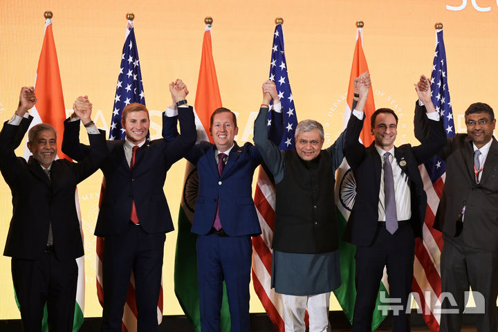 [뉴델리=AP/뉴시스] 지난 20일 제4차 인공지능 정상회의의 참석자들이 사진 촬영을 위한 포즈를 취하고 있다. 2026.02.21.