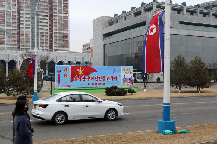[평양=AP/뉴시스] 지난2월20일 북한 평양 거리에 ‘위대한 우리 인민을 위하여! 당 제9차 대회’라고 적힌 간판이 설치돼 있다. 2026.02.20.