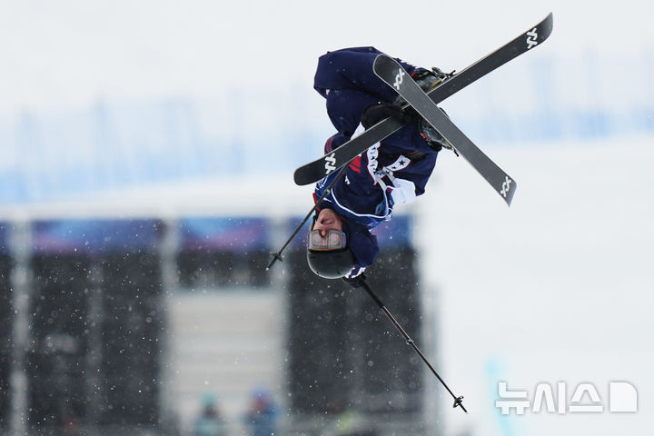 [리비뇨=AP/뉴시스] 미국의 헌터 헤스가 20일(한국 시간) 이탈리아 리비뇨 스노파크에서 열린 2026 밀라노·코르티나담페초 동계올림픽 프리스타일 스키 남자 프리스키 하프파이프 예선에서 기술을 펼치고 있다. 2026.02.20.