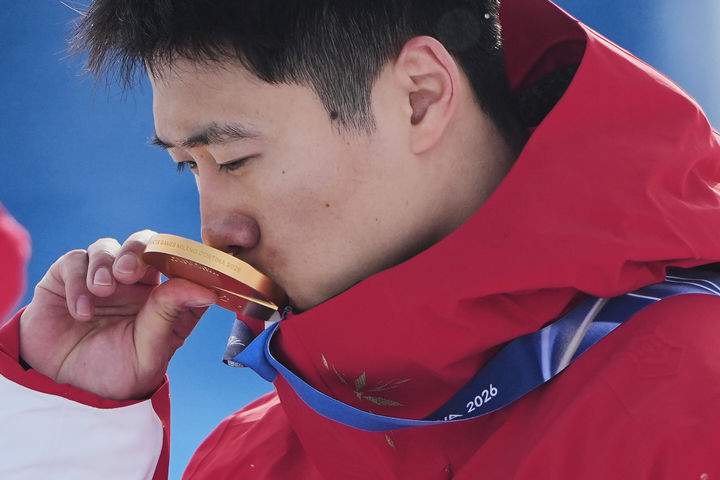 [리비뇨=AP/뉴시스] 2026 밀라노·코르티나담페초 동계올림픽 프리스타일 스키 남자 에어리얼에서 금메달을 따낸 중국의 왕신디. 2026.02.20.