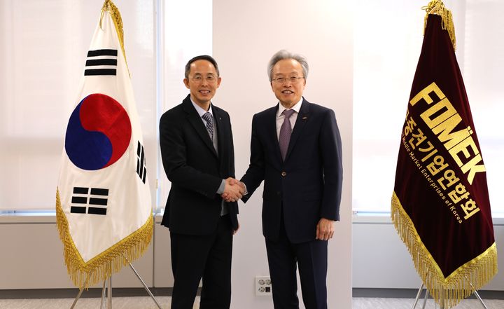 [서울=뉴시스] 황기연(왼쪽) 한국수출입은행장과 최진식 한국중견기업연합회 회장. (사진=한국중견기업연합회 제공) 2026.02.20. photo@newsis.com *재판매 및 DB 금지