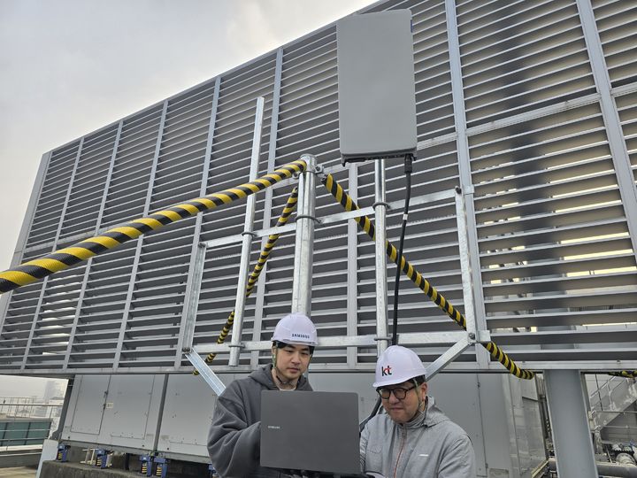 삼성전자 차세대통신연구센터와 KT 연구진이 서울 우면동 소재 삼성전자 서울R&D캠퍼스에서 초고집적 다중 안테나 기술을 검증하고 있다.(사진제공=삼성전자) *재판매 및 DB 금지