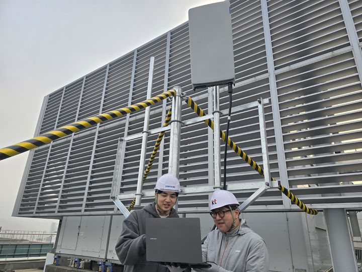 [서울=뉴시스] KT가 삼성전자와 함께 개발한 7GHz 초고집적 다중 안테나 기술 검증을 진행했다고 20일 밝혔다. (사진=KT 제공) 2026.02.20. photo@newsis.com *재판매 및 DB 금지