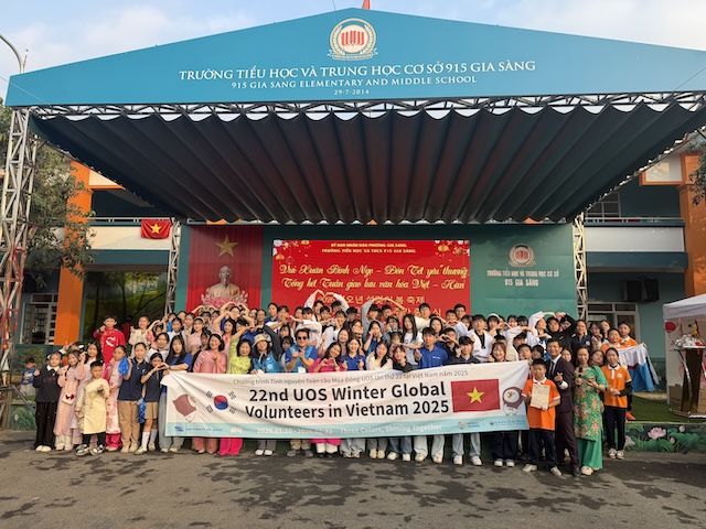 [서울=뉴시스] 서울시립대 글로벌 봉사단이 베트남 915자상초중학교에서 현지 학생들과 기념 촬영하고 있다. (사진=서울시립대 제공) 2026.02.20. photo@newsis.com *재판매 및 DB 금지