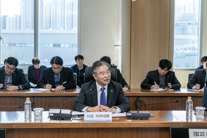 [세종=뉴시스] 한국남동발전이 사장 직무대행 체제하의 경영공백을 최소화하고 안전 최우선 경영 등 정부 정책과 경영방침을 전사에 공유하기 위해 전날 경남 진주 본사에서 '전사 비상경영회의'를 개최했다고 20일 밝혔다. 사진은 조영혁 사장직무대행이 모두발언을 하고 있는 모습. (사진=남동발전 제공) 2026.02.20. photo@newsis.com *재판매 및 DB 금지