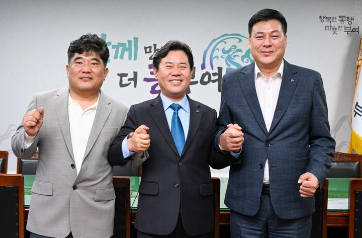 [부여=뉴시스] 조명휘 기자 = 박정현(가운데) 부여군수가 우즈베키스탄 나망간주에 K-부여 ICT 기술이 포함된 선진 양계시스템을 전수 업무협약을 맺고 있다. (사진= 부여군 제공) 2026.02.20. photo@newsis.com *재판매 및 DB 금지