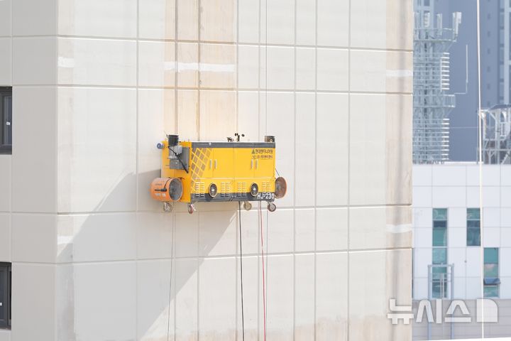 [서울=뉴시스] 현대엔지니어링의 외벽도장로봇. photo@newsis.com