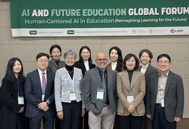 [서울=뉴시스] 이화여대 'AI와 미래교육 글로벌 포럼' 관계자들이 기념 촬영을 하고 있다. (사진=이화여대 제공) 2026.02.20. photo@newsis.com *재판매 및 DB 금지