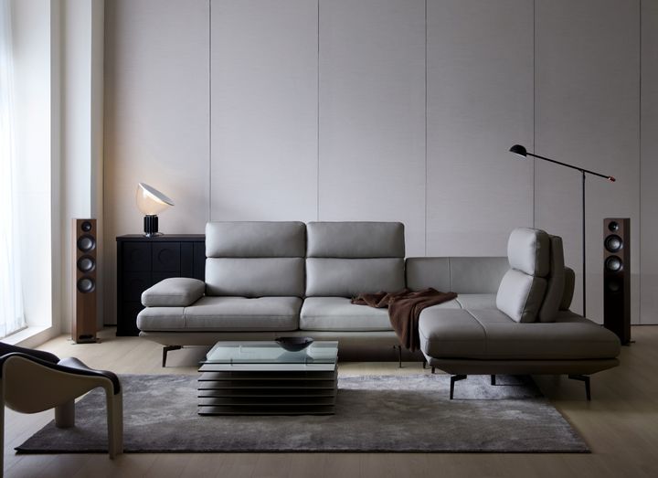 [서울=뉴시스]한샘, 프리미엄 가죽 스윙소파 ‘스위브 더마스터’ 출시.(사진=한샘 제공) 2026.02.21. photo@newsis.com *재판매 및 DB 금지