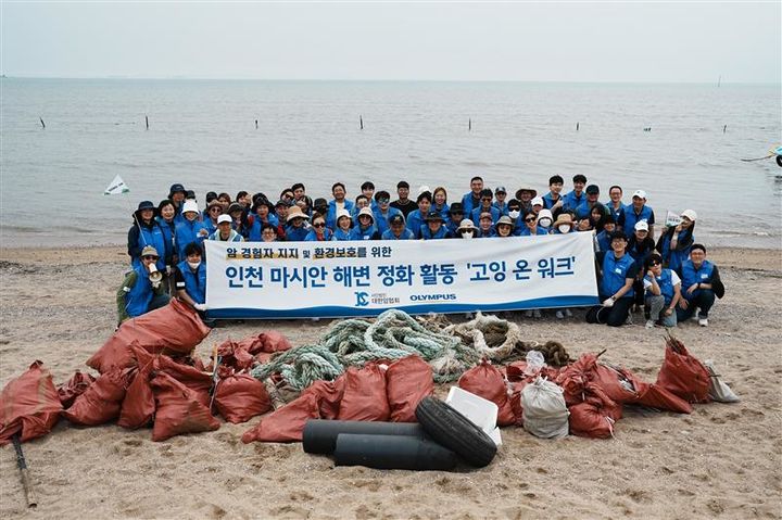 [서울=뉴시스] 20일 글로벌 의료기업 올림푸스한국은 국내 암 경험자들과 사회적 공감대를 넓히는 동행을 이어가고 있고 밝혔다. 특히 걸으면서 쓰레기를 줍는 사회공헌 활동인 ‘고잉 온 워크(Going-on Walk)’를 통해 암 경험자를 일방적인 지원 대상이 아닌, 우리사회 구성원으로 함께하는 동반자로 바라보는 데 의미를 두고 있다. (사진=올림푸스한국 제공) 2026.02.20. photo@newsis.com *재판매 및 DB 금지
