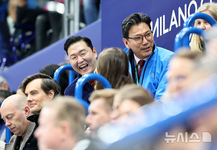 [밀라노=뉴시스] 김근수 기자 = 가수 싸이가 19일(현지 시간) 이탈리아 밀라노 아이스스케이팅 아레나에서 열린 2026 밀라노·코르티나 담페초 동계올림픽 피겨스케이팅 여자 싱글 프리프로그램을 관람하며 관객과 대화를 나누고 있다. 오른쪽은 김재열 국제빙상경기연맹(ISU) 회장 겸 국제올림픽위원회(IOC) 집행위원. 2026.02.20.ks@newsis.com *재판매 및 DB 금지
