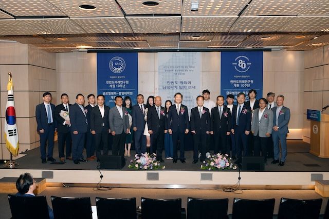 [서울=뉴시스] 국민대가 통일부 '통일교육선도대학사업' 수행 대학으로 8년 연속 선정됐다. 사진은 글로벌평화·통일대학원 관계자 단체사진. (사진=국민대 제공) 2026.02.20. photo@newsis.com *재판매 및 DB 금지