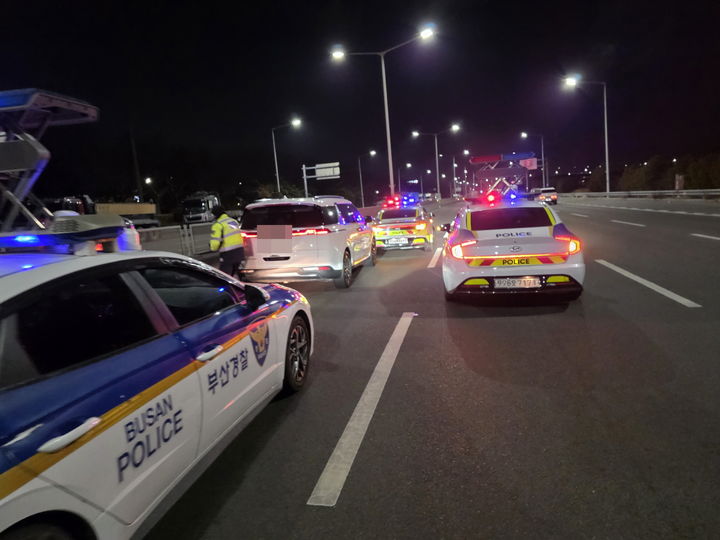 [부산=뉴시스] 18일 오후 9시49분께 부산 동래구 안락동 한 도로에서 40대 남성 만취운전자가 3㎞ 추격 끝에 검거됐다. (사진=부산 북부경찰서 제공) 2026.02.18. photo@newsis.com *재판매 및 DB 금지