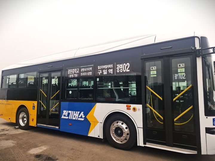 [광명=뉴시스]광명 02번 마을버스.(사진=광명시 제공)2026.02.20.photo@newsis.com *재판매 및 DB 금지
