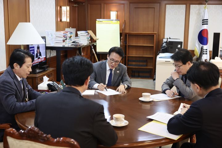 임호선 더불어민주당 충북도당위원장과 송재봉·이강일 국회의원이 19일 김민석 국무총리를 만나 충북 발전 현안 해결 방안 등을 논의하고 있다. (사진=임호선 의원실 제공) *재판매 및 DB 금지