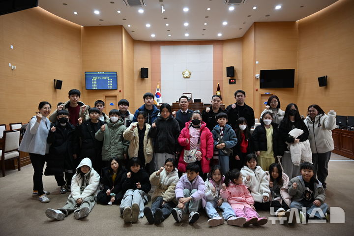 [완주=뉴시스] 성중기 완주군의원과 다함께돌봄센터 '시소' 아동 및 종사들이 의회 견학을 마치고 기념촬영을 하고 있다. (사진= 완주군의회 제공) 2026.02.20. photo@newsis.com *재판매 및 DB 금지