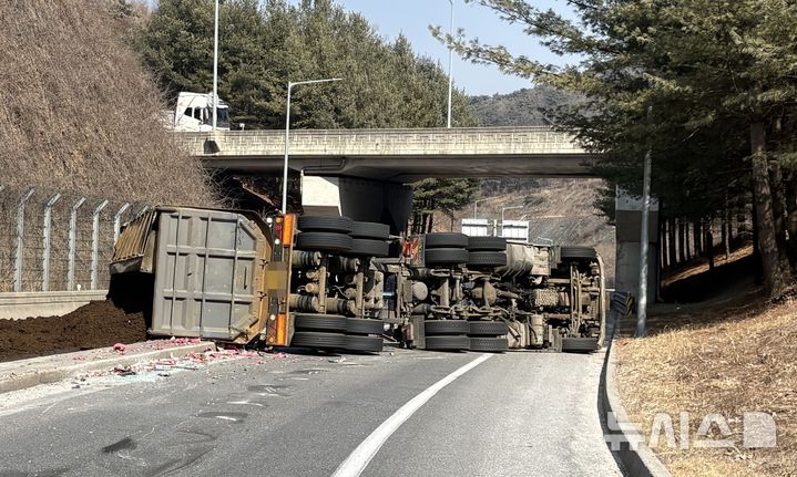 중앙고속도로 북단양IC 인근에서 화물차 전도…1명 부상
