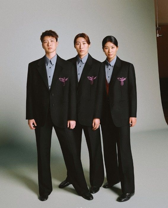 [뉴시스]이탈리아 명품 브랜드 프라다가 제작한 중국 여자 축구 대표팀 정장 유니폼. (사진 = @versus 인스타그램 캡처) *재판매 및 DB 금지