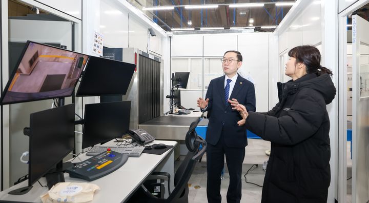 [서울=뉴시스] 김양수 기자 = 이명구(왼쪽) 관세청장이 20일 국제우편물 마약류 2차 검사현장인 동서울우편집중국을 찾아 검색장비·탐지견 운영현황을 살펴보고 있다. (사진=관세청 제공).2026.02.20. photo@newsis.com *재판매 및 DB 금지