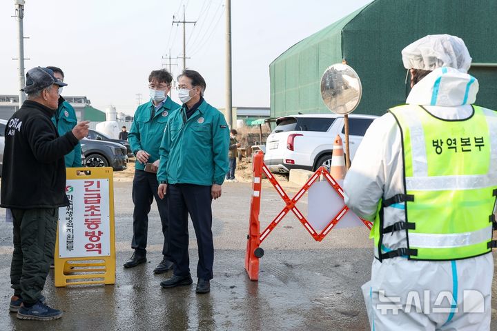 [고양=뉴시스] 이동환 고양시장이 20일 구제역 발생 농가 현장을 방문해 방역 조치상황을 점검하고 있다.(사진=고양시 제공)photo@newsis.com
