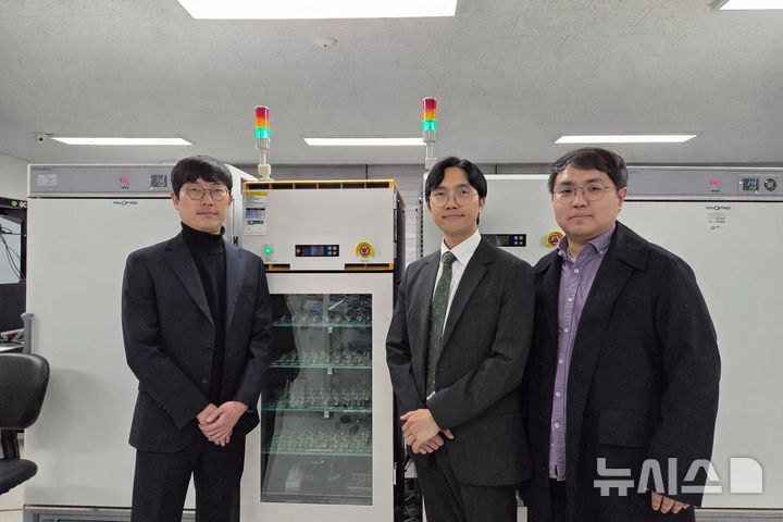 [성남=뉴시스](사진좌측부터)가천대 화공생명배터리공학부 최정현 교수, UNIST 에너지화학공학과 곽원진 교수, 중앙대 에너지시스템공학부 문장혁 교수2026.02.20.photo@newsis.com