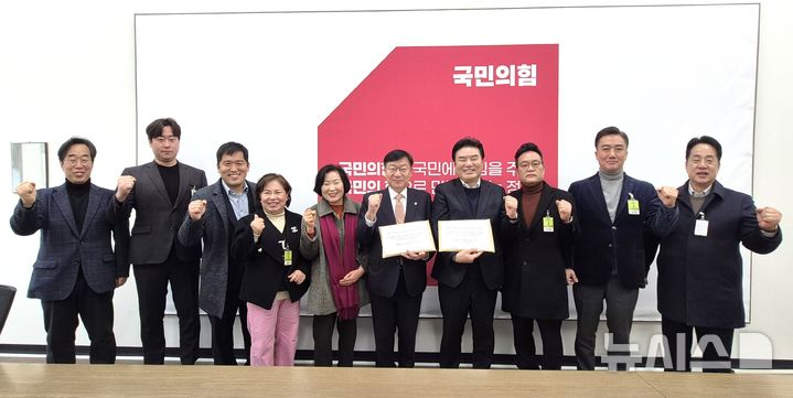 [평택=뉴시스] 평택시 'KTX 경기남부역사 추진위원회'와 원유철 상임고문이 국민의힘 정책위에 건의서를 전달한 뒤 기념사진을 찍고 있다. (사진=KTX 경기남부역사 추진위원회 제공) 2026.02.20.photo@newsis.com