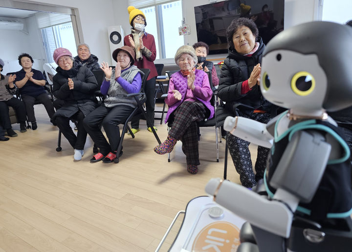 태백지역 경로당에서 AI 돌봄로봇이 오르신들에게 노래와 율동을 진행하자 어르신들이 즐거워하고 있다.(사진=뉴시스) *재판매 및 DB 금지