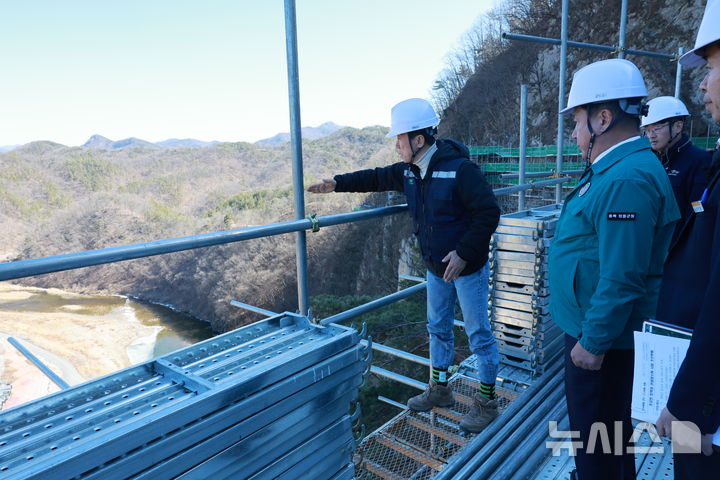 [영동=뉴시스] 정영철 충북 영동군수가 20일 충북 영동군 용산면 초강천 빙벽장 관광명소화 사업장을 방문해 안전시공 상황 등을 살피고 있다. 영동군은 초강천 빙벽장 주변에 전망대, 잔도 등을 조성하는 사업을 올해 12월에 준공한다. (사진=영동군 제공) 2026.02.20. photo@newsis.com *재판매 및 DB 금지
